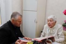 Изображение к статье Поздравил с юбилеем ветерана Великой Отечественной войны Октябрину Андреевну Левенец