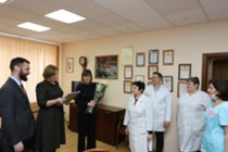 Изображение к статье Заместитель главы Фрязино Юлия Шувалова поздравила с юбилеем двух наших фрязинских акушеров-гинекологов