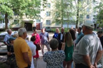 Изображение к новости и. о. заместителя главы городского округа Фрязино Дмитрий Шкаев провел встречу с жителями дома №22 по пр. Мира.