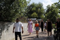 Изображение к статье Заместитель главы г.о. Фрязино Юлия Шувалова в рамках обхода территории провела встречу с жителями улицы Новая.