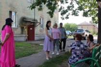 Изображение к новости Заместитель главы г.о. Фрязино Наталья Силаева в рамках обхода закреплённой территории встретилась с жителями дома 1 по улице Рабочая.