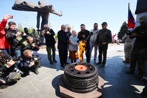 Изображение к статье «Единая Россия» зажгла Вечные огни в Мариуполе