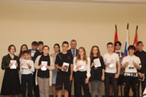 Изображение к статье Глава городского округа Фрязино Дмитрий Воробьев вручил первые паспорта 14-и юношам и девушкам