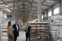 Изображение к статье 8 сентября глава городского округа Фрязино Дмитрий Воробьев посетил компанию «Древкомплект», которая занимается производством межкомнатных дверей