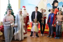 Изображение к статье Линара Самединова: Более тысячи пациентов «Добрых комнат» получили подарки к новогодним праздникам