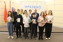 Изображение к новости Глава городского округа Фрязино Дмитрий Воробьев вручил паспорта шестерым юным жителям Наукограда