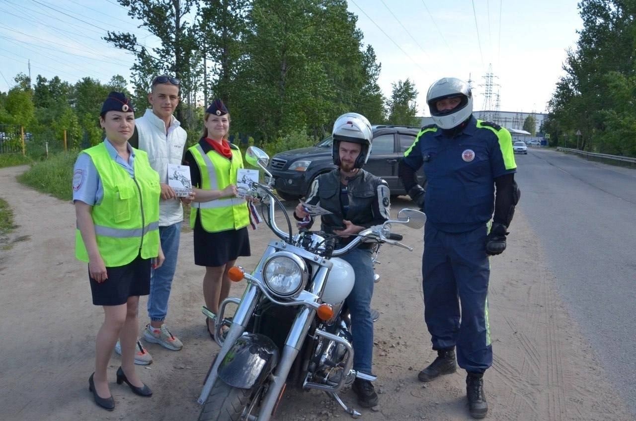 Активисты и сотрудники молодёжного центра вместе с сотрудниками щёлковского отдела ГИБДД провели профилактическое мероприятие «Мотоциклист»