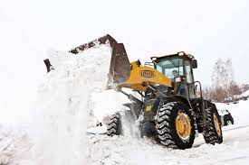 трактор убирает снег