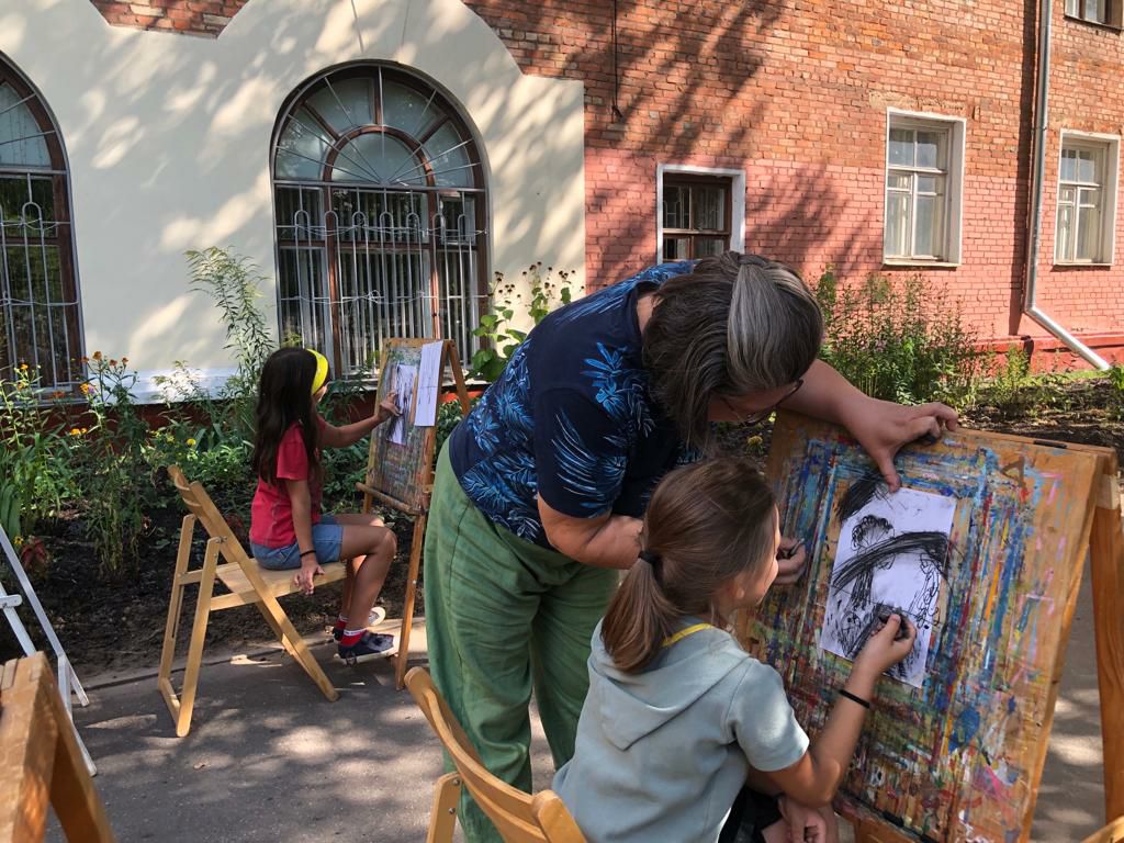 Сотрудники СП «Культурный центр» организовали занятие на свежем воздухе для детей из центра «Тёплый дом».