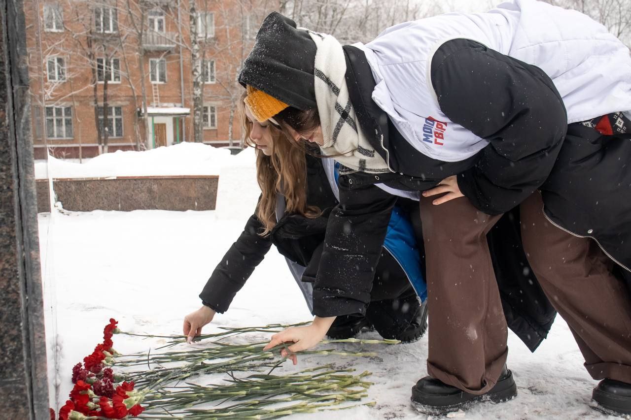 В честь Дня Неизвестного Солдата активисты фрязинского молодёжного центра вместе с молодогвардейцами и волонтерами Победы возложили цветы к Стеле Победы.