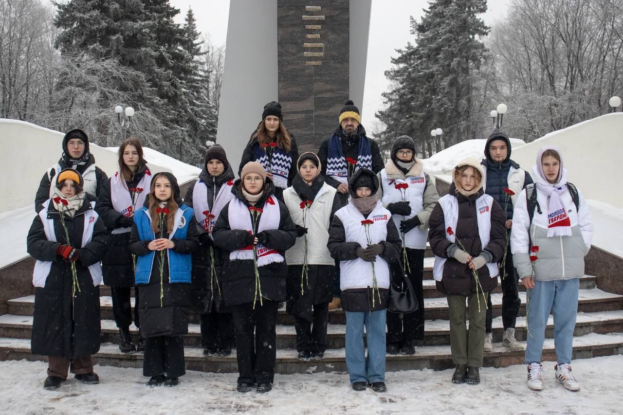 В честь Дня Неизвестного Солдата активисты фрязинского молодёжного центра вместе с молодогвардейцами и волонтерами Победы возложили цветы к Стеле Победы.