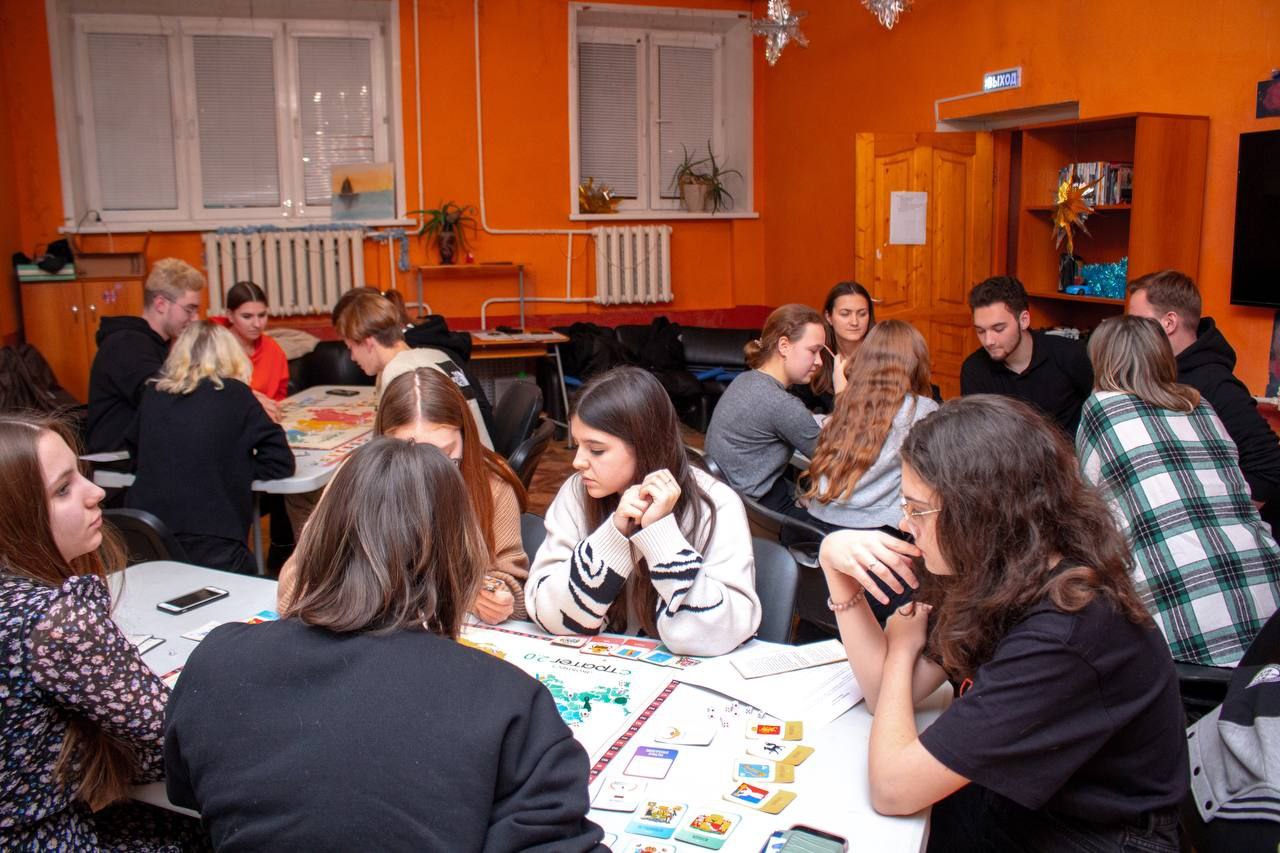 Почувствовать себя настоящими экологами и приятно провести время смогли активисты фрязинского молодёжного центра, сыграв в игру «Стратег 2.0».