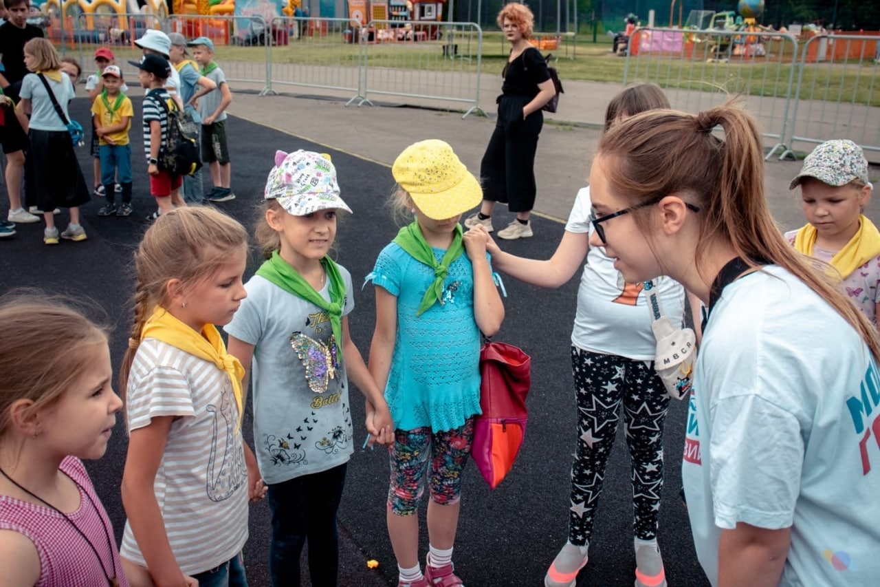 Сотрудники и активисты молодёжного центра вместе с молодогвардейцами местного отделения организовали для детей из городских лагерей «Тихий Квест»
