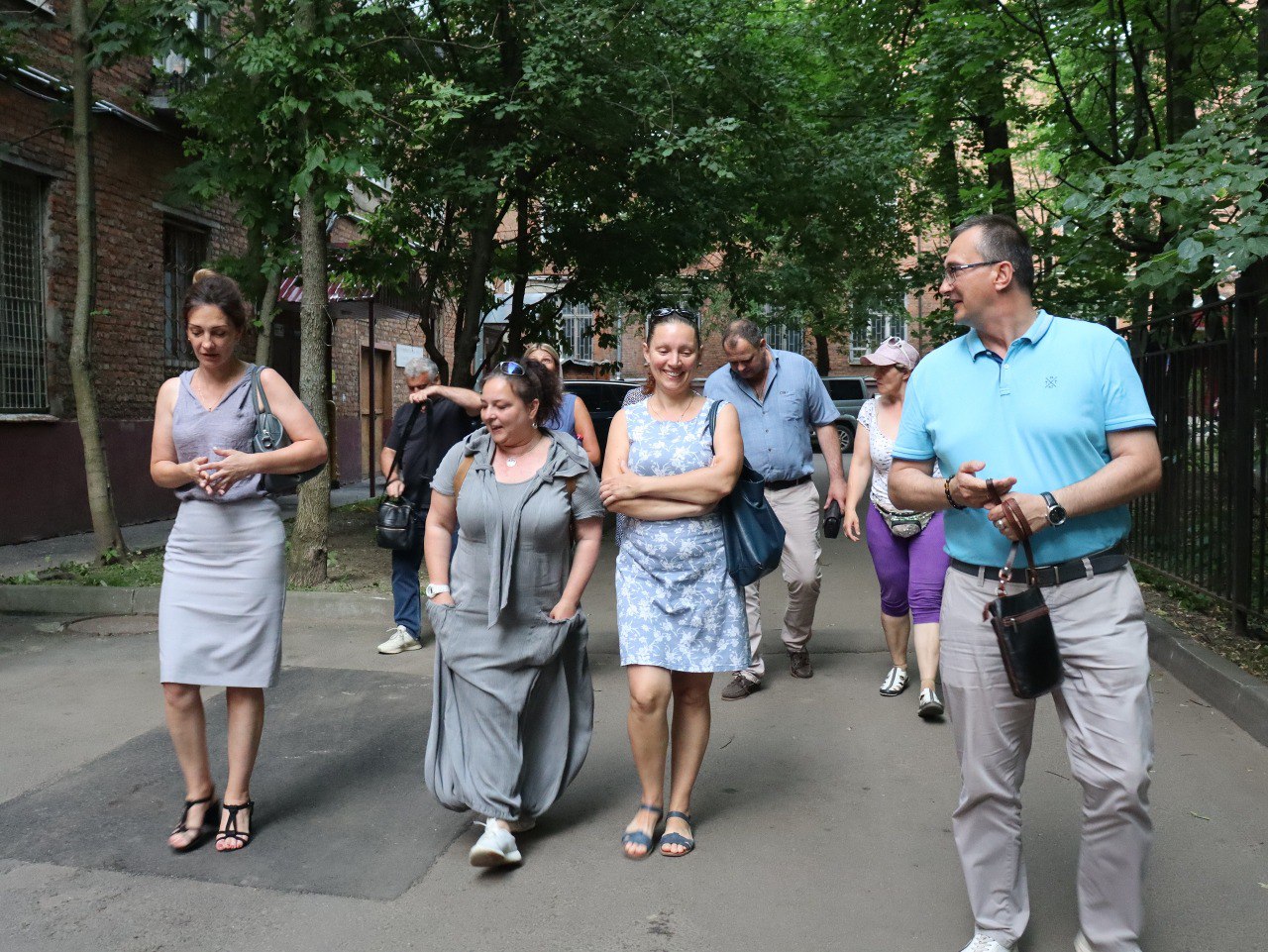 По поручению главы городского округа Фрязино Дмитрия Воробьева его заместитель Виктория Оганезова провела встречу с жителями дома 19 по улице Вокзальной.