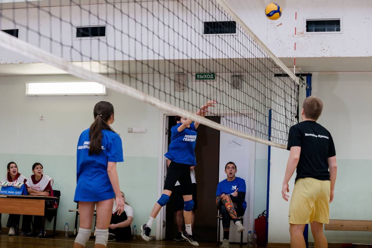 Молодогвардейцы сразились в любительском турнире по волейболу «Гвардейская машина – 2023»