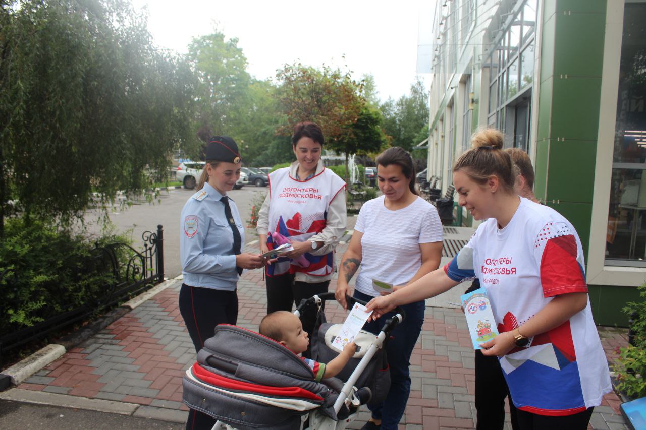 Сотрудники Госавтоинспекции совместно с волонтёрами провели профилактические беседы с родителями и детьми