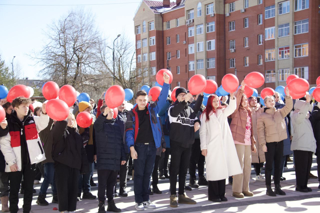 Девятую годовщину воссоединения Крыма с Россией фрязинцы отметили масштабным флешмобом