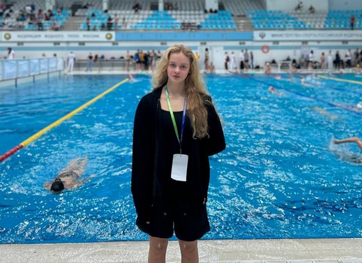 Многократной победительнице областных и Всероссийских соревнований по плаванию Алисе Надобниковой присвоен разряд: «Кандидат в Мастера спорта России»