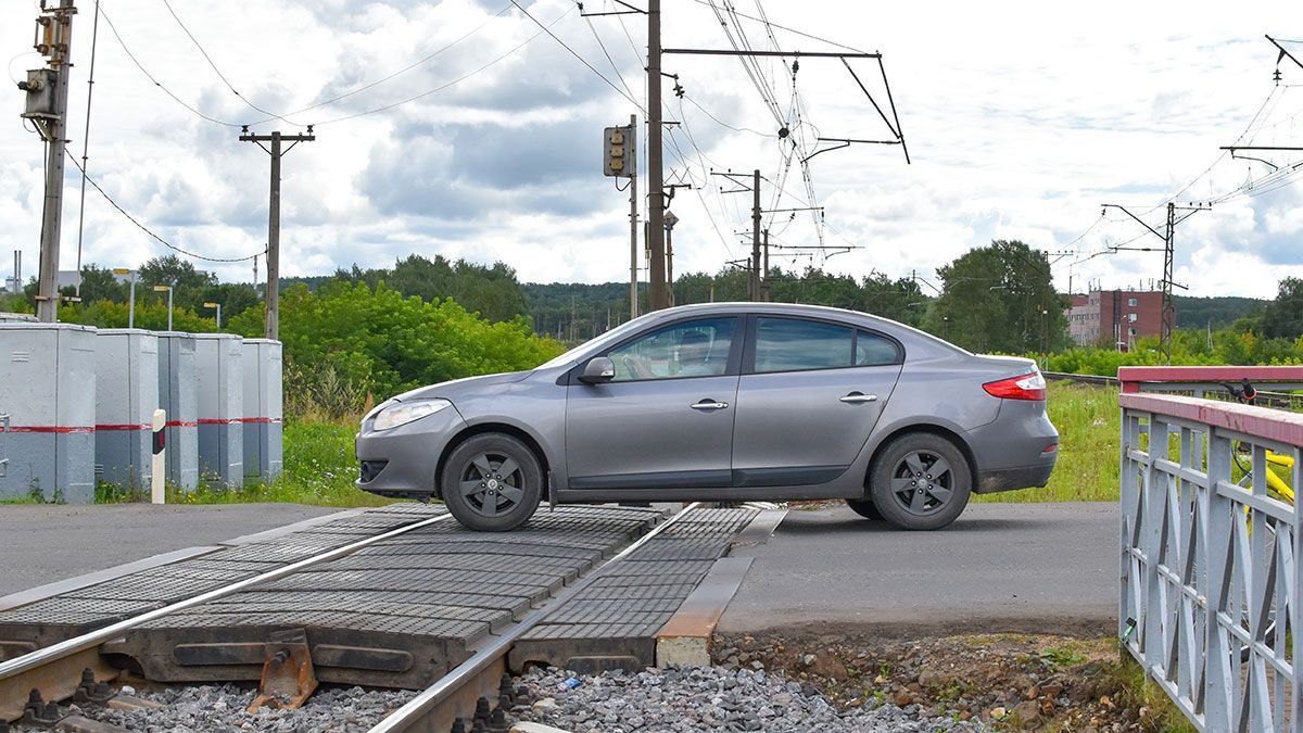 Что делать, если машина остановилась на железнодорожном переезде?