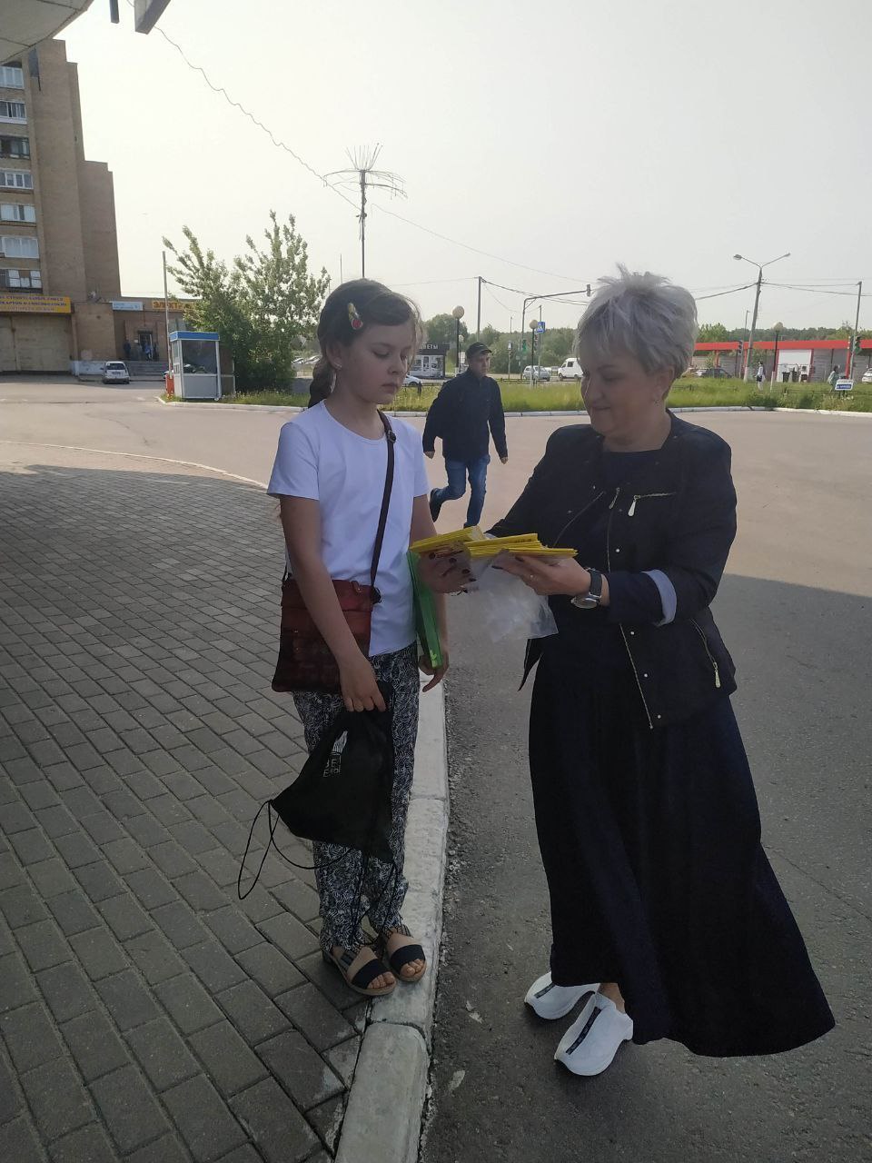 Сегодня в Наукограде сотрудники автостанции раздавали юным фрязинцам светоотражатели