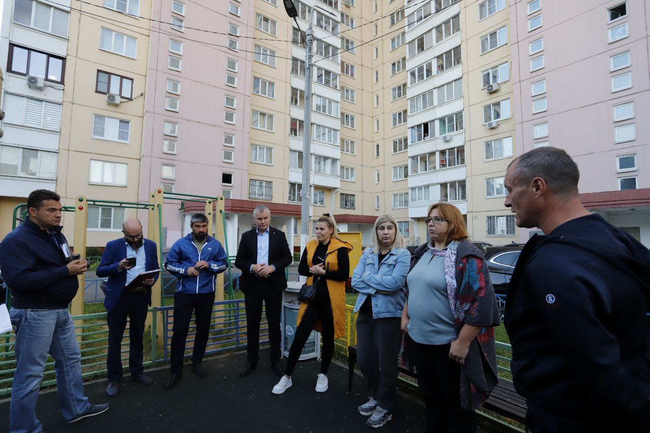 Обсудили насущные вопросы благоустройство дворовой территории с жителями дома 2 по улице Горького
