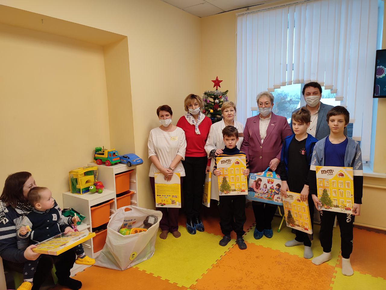 Линара Самединова: Более тысячи пациентов «Добрых комнат» получили подарки к новогодним праздникам