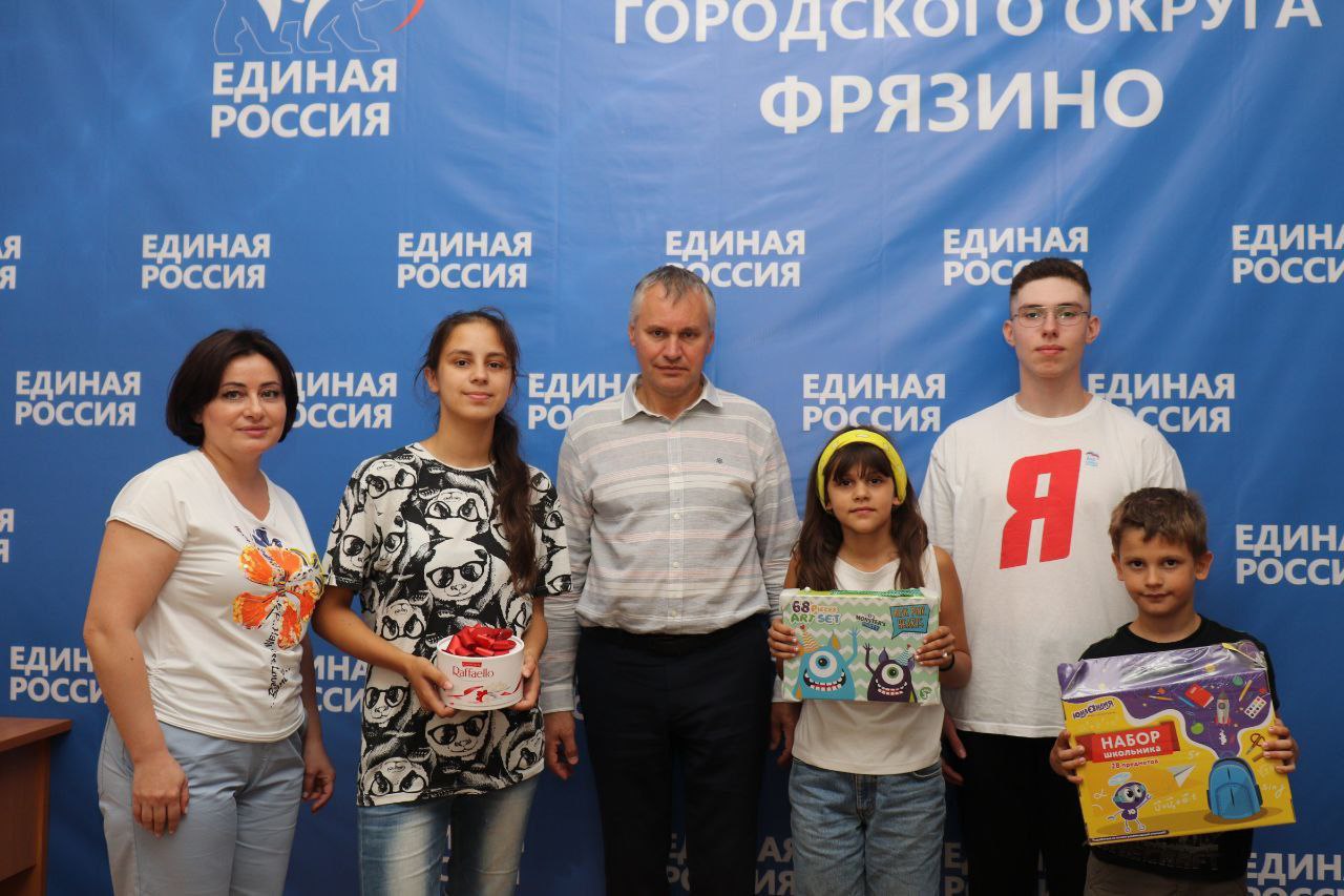 Глава городского округа Фрязино Дмитрий Воробьев принял участие в доброй акции «Собери ребенка в школу»!