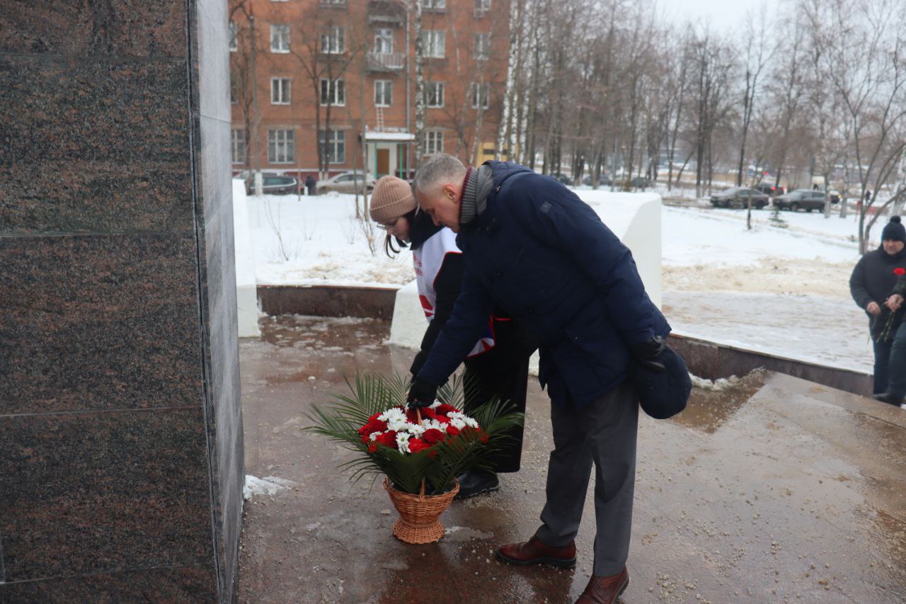 Возложение цветов к Стеле Победы в честь Дня Героев Отечества