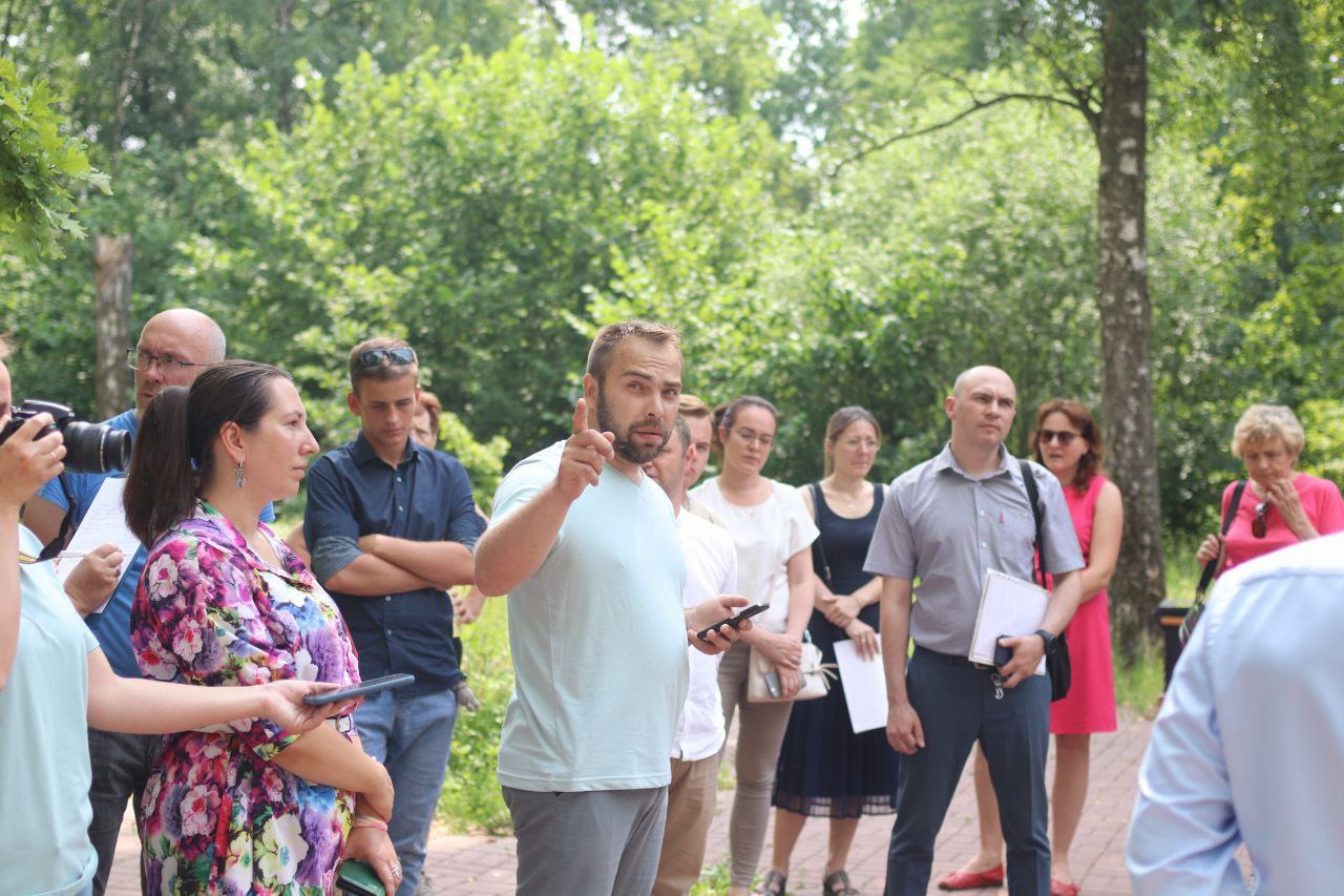 Глава городского округа Фрязино Дмитрий Воробьев проводит встречу в лесопарковой зоне с общественным советом