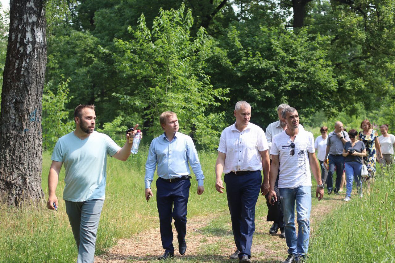 Глава городского округа Фрязино Дмитрий Воробьев проводит встречу в лесопарковой зоне с общественным советом