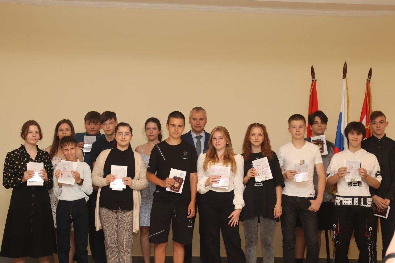 Глава городского округа Фрязино Дмитрий Воробьев вручил первые паспорта 14-и юношам и девушкам