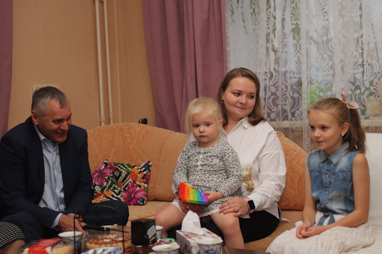 Глава городского округа Фрязино Дмитрий Воробьев навестил семью жителя Наукограда, который был мобилизован в ряды вооруженных сил Российской Федерации