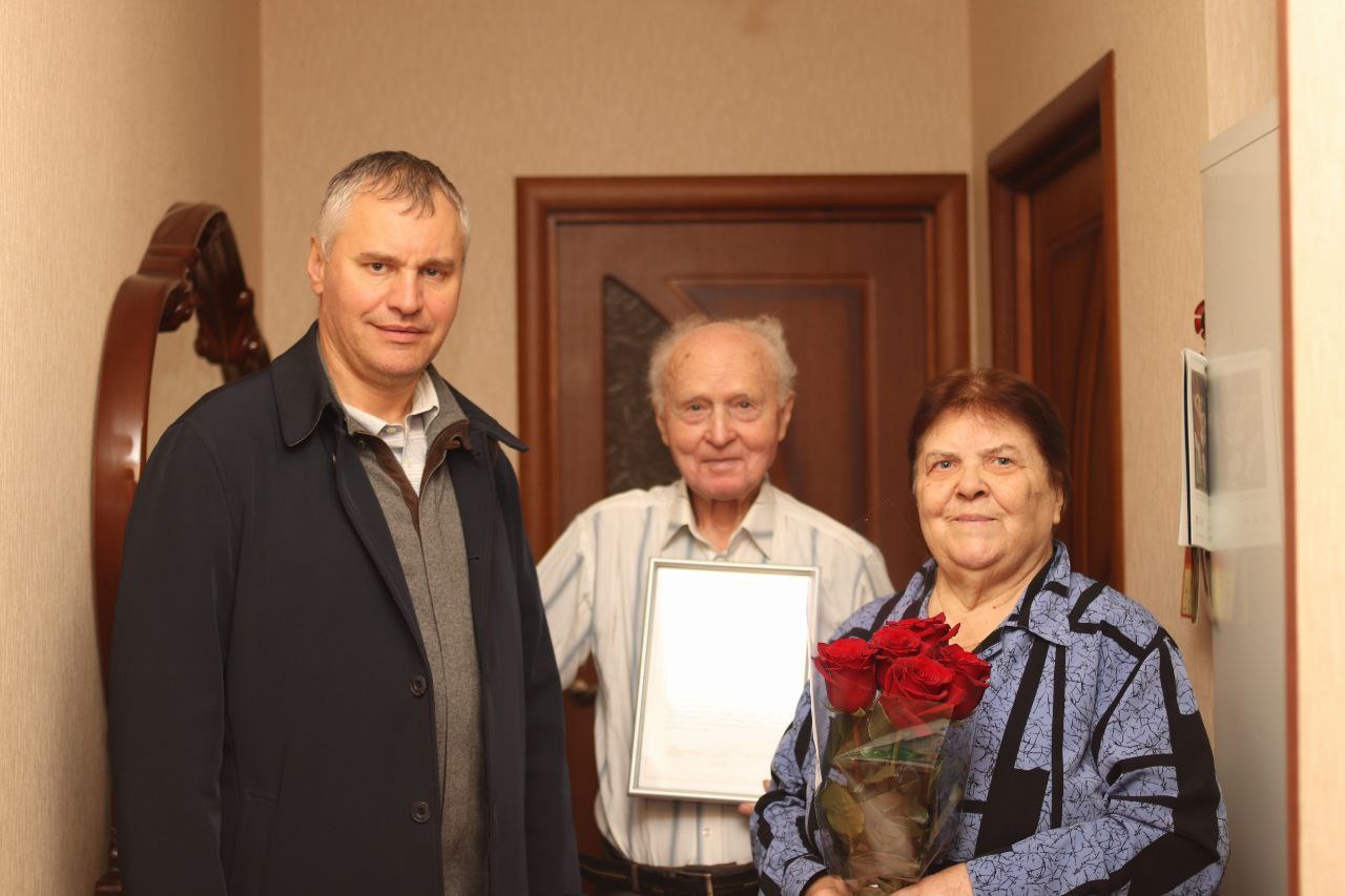 Глава городского округа Фрязино Дмитрий Воробьев поздравил с 60-летием совместной жизни («бриллиантовой свадьбой») супруг Царевых!