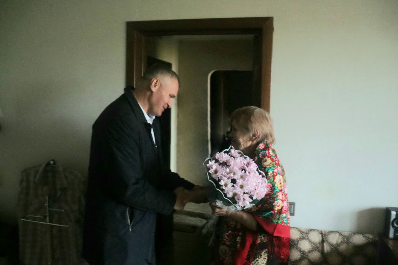 Глава городского округа Фрязино Дмитрий Воробьев поздравил с 90-летним юбилеем Зинаиду Никитичну Якушеву