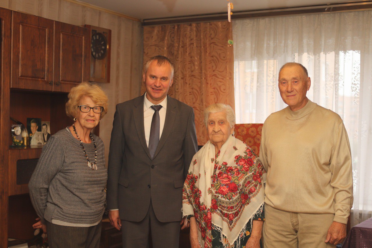 Глава городского округа Фрязино Дмитрий Воробьев поздравил Башкатову Любовь Тимофеевну с ее 95-летием!