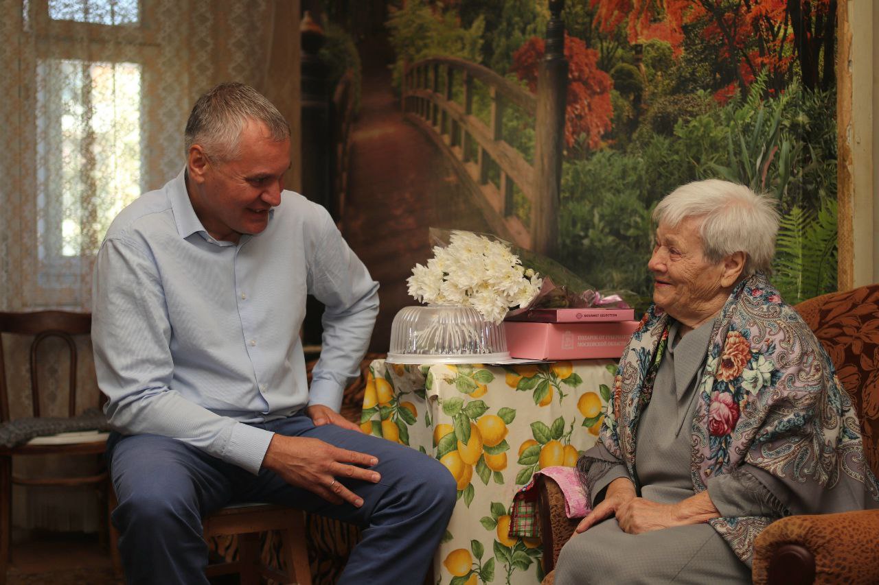 Глава городского округа Фрязино Дмитрий Воробьев поздравил с 90-летием ветерана Великой Отечественной войны Ваваеву Тамару Александровну.