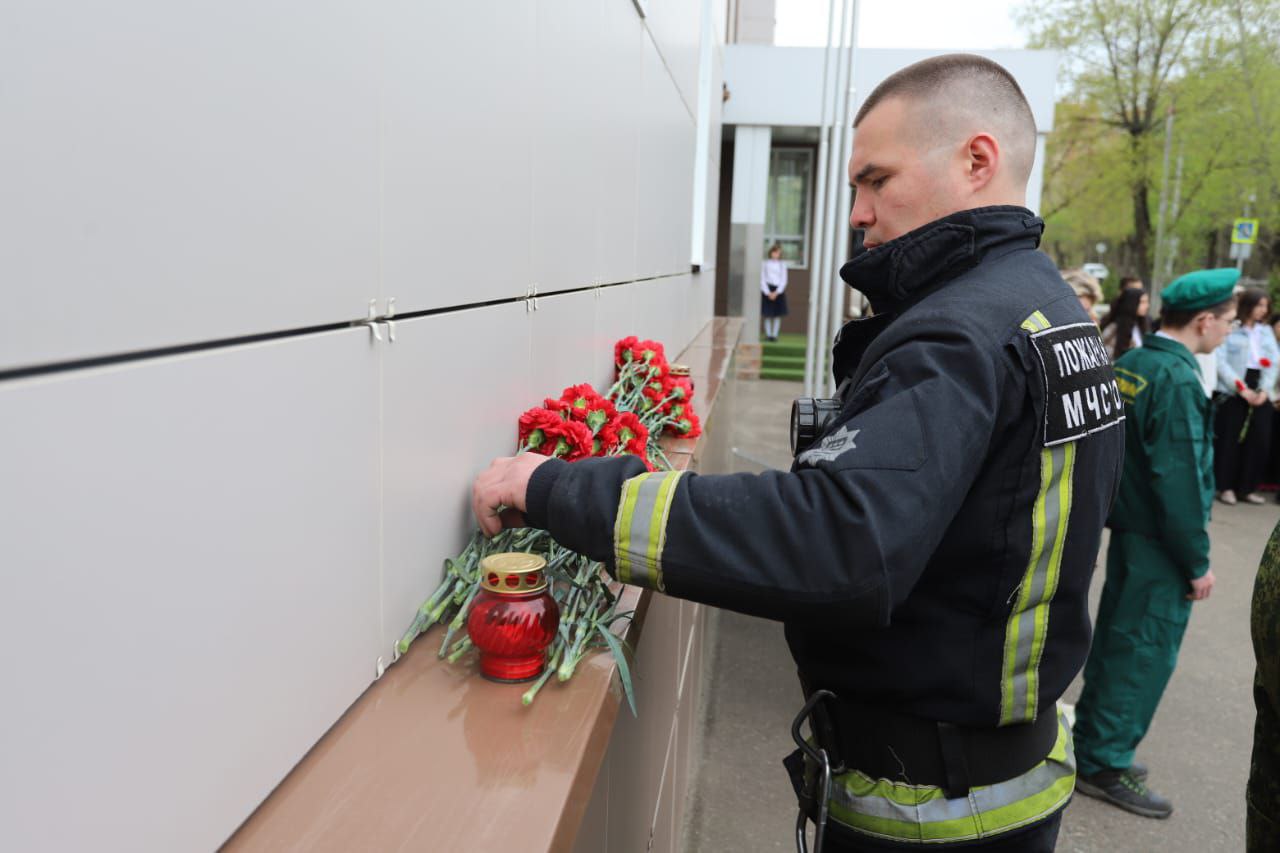 В День памяти сотрудников МЧС России, погибших при исполнении служебного долга, в школе №2 состоялась торжественная линейка