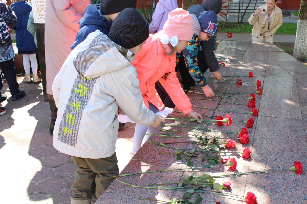 Торжественная церемония возложения цветов на Аллее Героев
