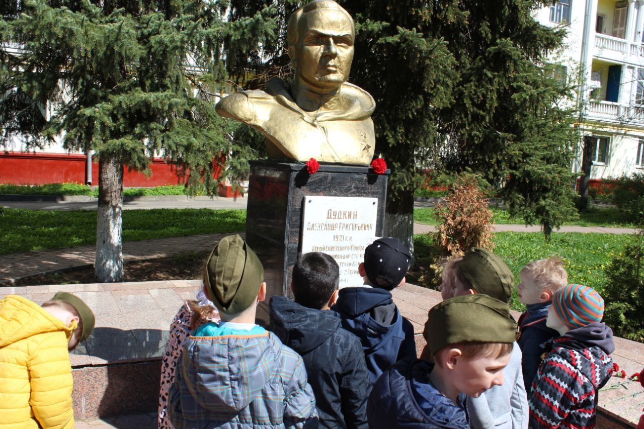 Торжественная церемония возложения цветов на Аллее Героев