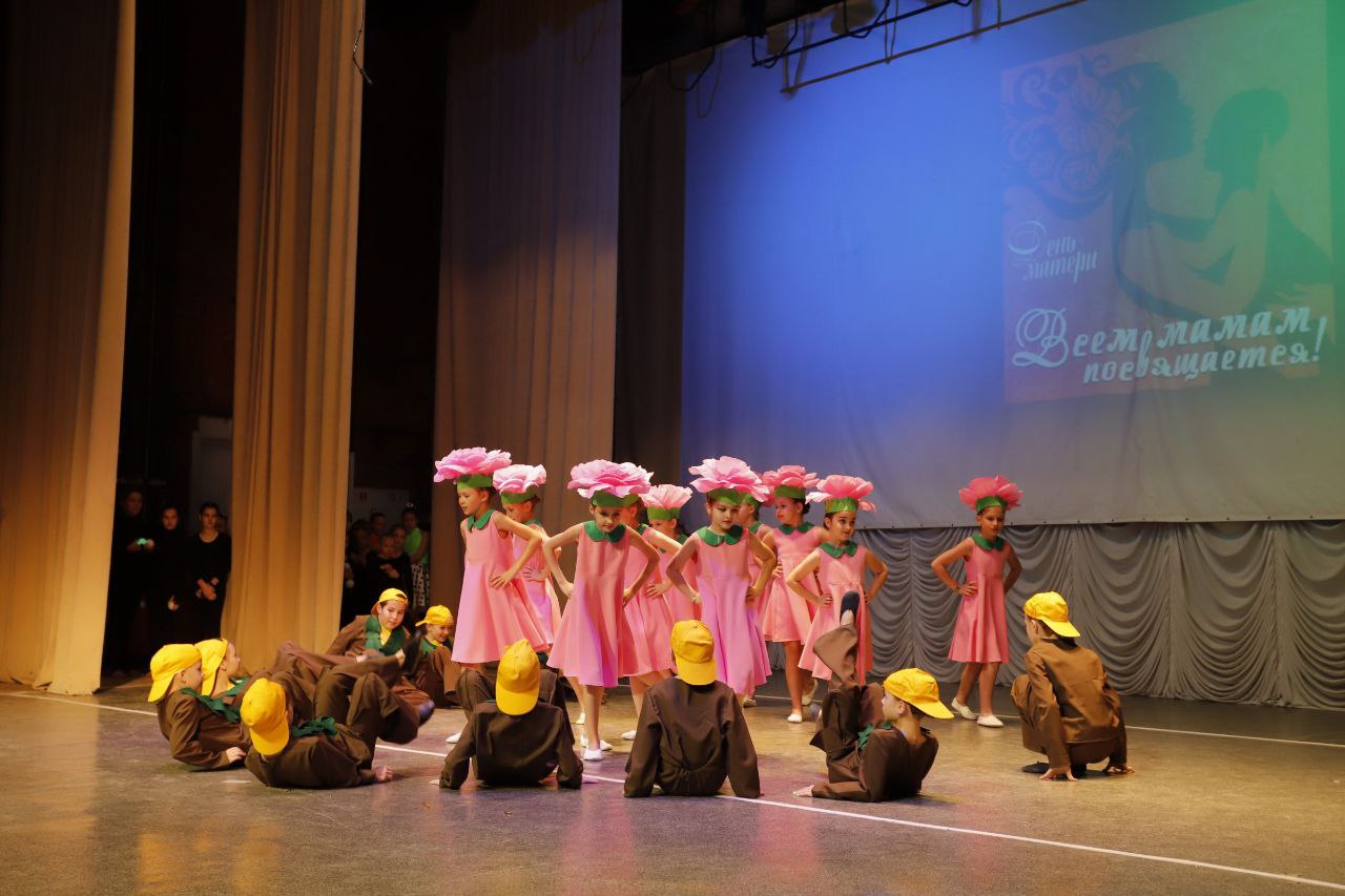 23 ноября во дворце культуры «Исток» прошел праздничный концерт с участием творческих коллективов города