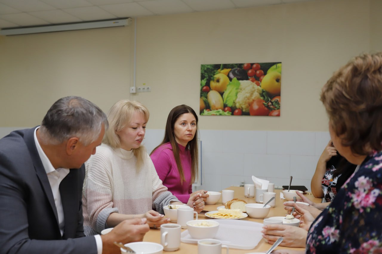 Глава городского округа Фрязино Дмитрий Воробьев вместе с родителями учащихся школы №2 проверили качество горячих завтраков