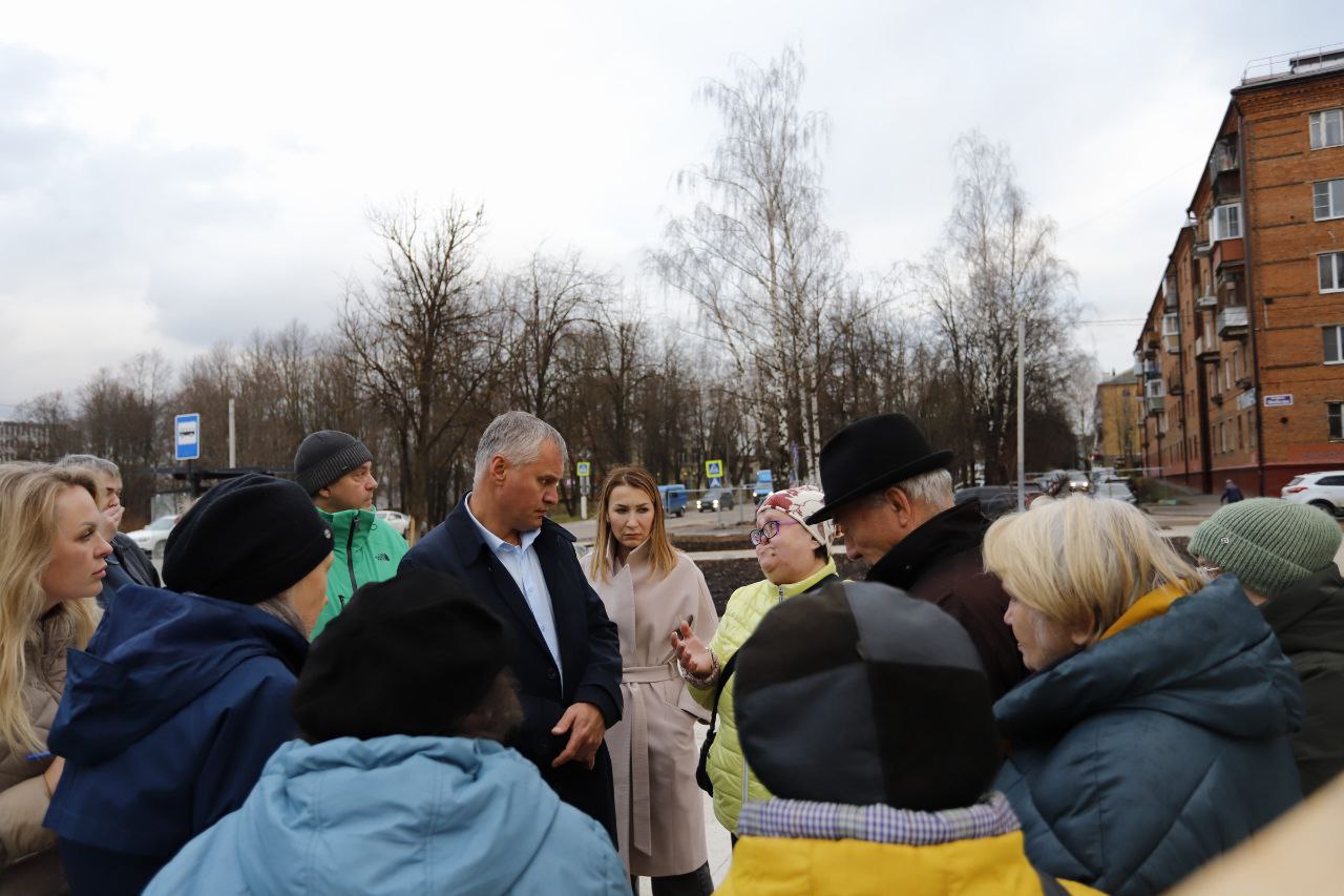 Глава городского округа Фрязино Дмитрий Воробьев вместе с жителями проверил ход благоустройства Площади Победы