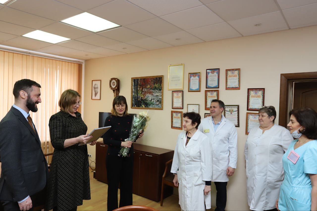 Заместитель главы Фрязино Юлия Шувалова поздравила с юбилеем двух наших фрязинских акушеров-гинекологов