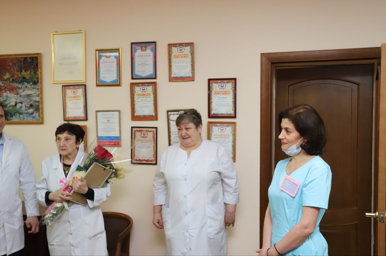 Заместитель главы Фрязино Юлия Шувалова поздравила с юбилеем двух наших фрязинских акушеров-гинекологов